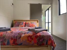 Tiny house with harbour views, &ouml;rh&uacute;s &iacute; Tamaterau