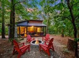 1BR Romantic Cabin in Broken Bow, Hot Tub, Fire Pit, Fireplace, Cozy Stay