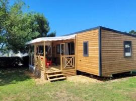 Mobil-home spacieux avec terrasse - 3 chambres - 6 personnes - API-1-52-452, hôtel à Brem-sur-Mer