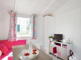 Mobil-home pour 4 pers. avec terrasse à Saint-Gildas-de-Rhuys - API-1-52-763, hotel in Saint-Gildas-de-Rhuys