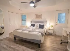 6 Min to North Hills - Private deck - In Unit Washer and Dryer