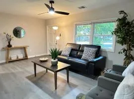 10 Min to Downtown - Desk - Fenced Yard - Wi-Fi