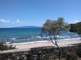 House Kokkalas on the beach, hotell i Pyrgadikia