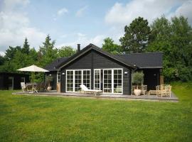 Family House With Shelter At Udsholt Beach, hotel in Græsted