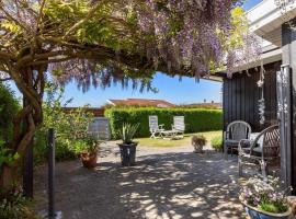 Lovely Summerhouse By The Beach, hotel in Karrebæksminde