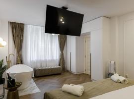 Eden Central Boutique Suites - Garden & Spacious Apartments，位于克卢日-纳波卡的带热水浴缸的酒店