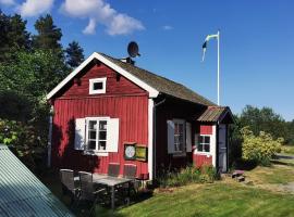 Cozy cottage by the lake, hotel in Gottröra