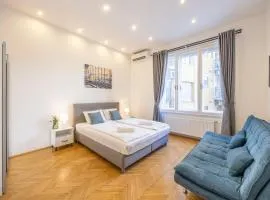 Central n' Sweet 4BEDROOM Suite w' Balcony