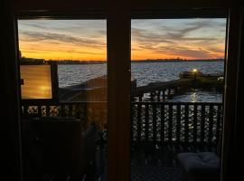 Woonboot De Witte loosdrechtse plassen, hotel in Loosdrecht