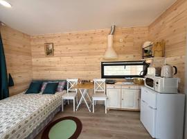 Guest House Cholpon-Ata, Aitmatov Street 104-10, hotel in Cholpon-Ata
