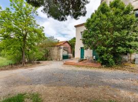 Apartment with pool amid vineyards and near the beach, ξενοδοχείο σε Mεze