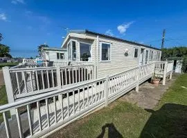 Superb 8 Berth Caravan For Hire At A Great Holiday Park In Norfolk Ref 50026M