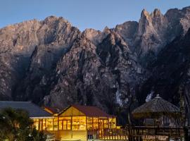 香格里拉市虎跳峡中途客栈，Longpan的有停車位的飯店