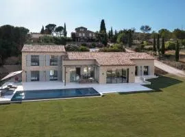 Villa With Panoramic Views And Pool In Gordes