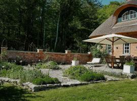 Historic Thatched Cottage In Holstein Switzerland, hotel in Schönwalde am Bungsberg
