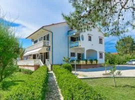 Apartments in House Liveric, in Vir at the beach