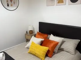 Luxury and Cosy Apartment near Old Trafford M16 ,Free Private Parking,Fast Wi-Fi,Self Check-In Anytime Perfect For Late Arrivals, 5 Minutes to Old Trafford Stadium