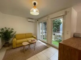 Joli studio climatisé avec terrasse au calme