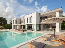 Villa KM 5 Bedroom with heted pool and garden