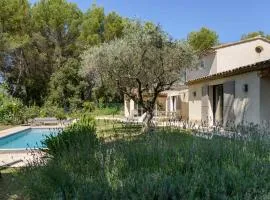 Bastide Blanche Villa with swimming pool and pétanque court in Lourmarin