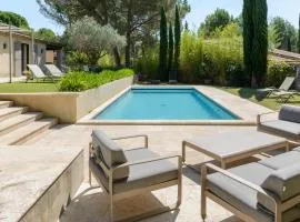 Bastide Blanche Villa with swimming pool and pétanque court in Lourmarin