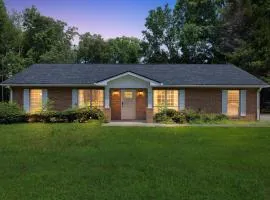 Family Getaway 9BR Open-Concept Retreat home