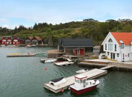 6 person holiday home in Urangsvåg, hotel in Steinsbø