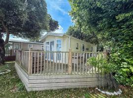 Stunning Caravan With Decking At Azure Seas In Suffolk Ref 32055Az โรงแรมในโลเวสทอฟต์