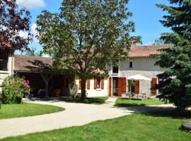 Countryside Family Haven for 8 with Pool, hotel in Frontenay-sur-Dive