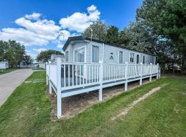 Beautiful Caravan With Decking And Free Wi-Fi At Broadland Sands Ref 20372Bs, glamping site in Hopton on Sea
