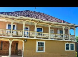 Beautiful home with pool, hotelli, jossa on pys&auml;k&ouml;intimahdollisuus kohteessa Mandeville