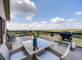 Center Point Countryside Cottage with Deck, Grill!