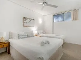 Beach Apt Heated Pool BBQ Free Parking Sleeps 3