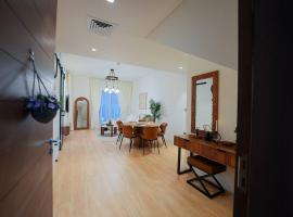 Yas Parks Signature Villa by GBX, cottage in Abu Dhabi