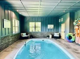 Secluded Mnt Top with Pool Fire Pit Hot Tub Karaoke