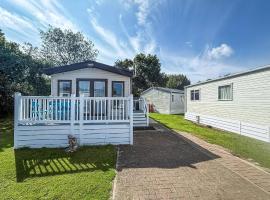 Beautiful Caravan With Decking At Carlton Meres Holiday Park, Suffolk Ref 60022M, hotel en Saxmundham