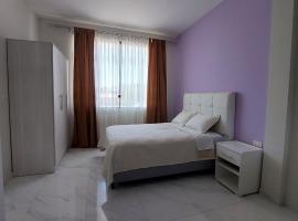 Amplio departamento en Tarija con terraza y garaje、タリハのホテル