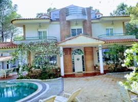 Luxury villa with swimming pool in the forest, hotel in Gilet