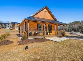 Bearfoot Bungalow SHR - Sleeps 7 & Hot Tub, bungalow in Pigeon Forge