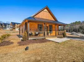 Bearfoot Bungalow SHR - Sleeps 7 & Hot Tub