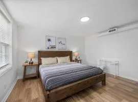 Bloomfield Pittsburgh D Stylish and Cozy Private Bedroom, Shared Bathroom, with Free Parking