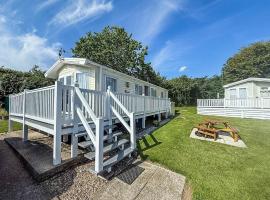 Beautiful Caravan With Decking & Wifi At Carlton Meres Park Ref 60002R, Hotel in Saxmundham