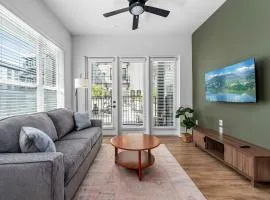 Luxury Condo Sleep the Whole Family Pool and Gym