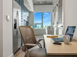 14th Floor SkySuite - DT Views! with Pool & Gym