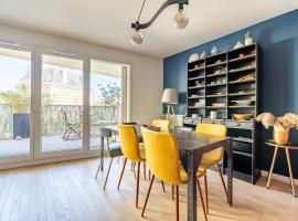 Modern Spacious flat with Terrace, Parking near Metro, Hotel in Bagnolet