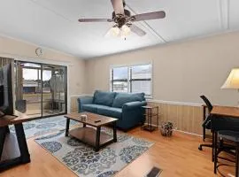 Sunlit 2BR with Lanai on Golf Cart Path