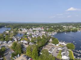 Spacious Luxe Condo in Historic Downtown Wolfeboro, hotel in Wolfeboro