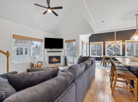 Lake Getaway with Pool & Firepit, hotel v destinaci Laconia