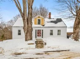 Winterberry Farmhouse - A Cozy New England Stay