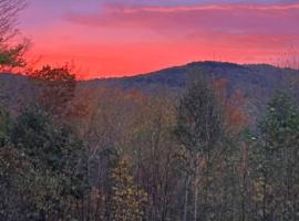 Rustic 3BR Cabin OFF-GRID Cabin, hotell sihtkohas Canaan